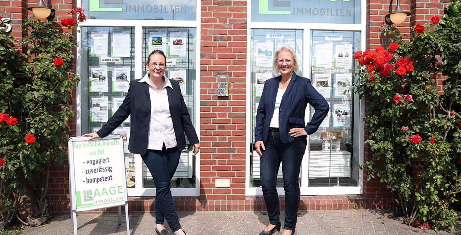 Yvonne Laage und Susanne Greiser vor Laage Immobilien