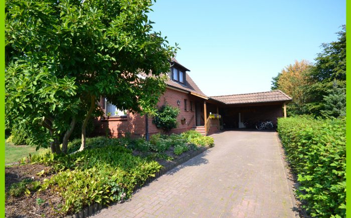 Die Hofeinfahrt zum Doppel-Carport.