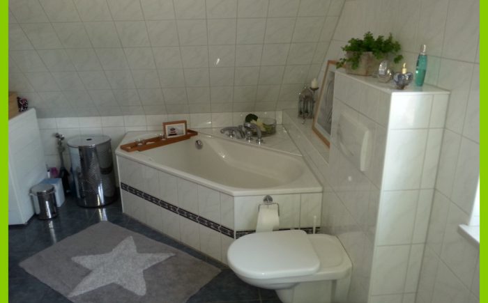 Die moderne Eckbadewanne.