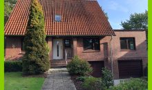 Ansicht mit Garage