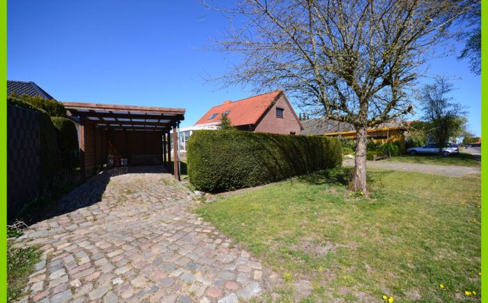 Das Carport mit Fahrradschuppen.