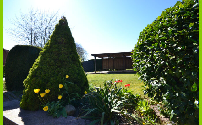 Der Blick von der Garageneinfahrt zum Carport.