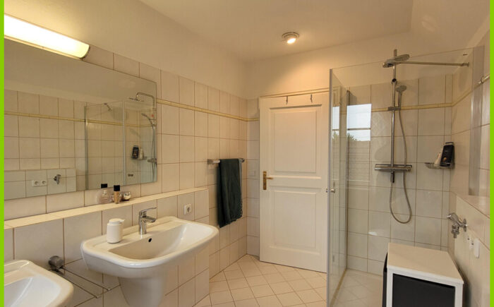 Badezimmer mit Dusche