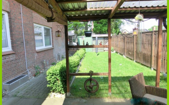 Terrasse und Eingang WOhnung oben