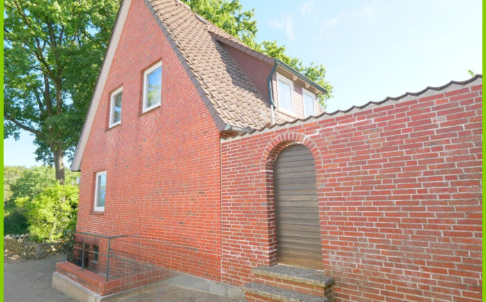 Haus seitlich mit Zufahrt