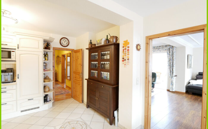 Blick zum Wohnzimmer von der Küche