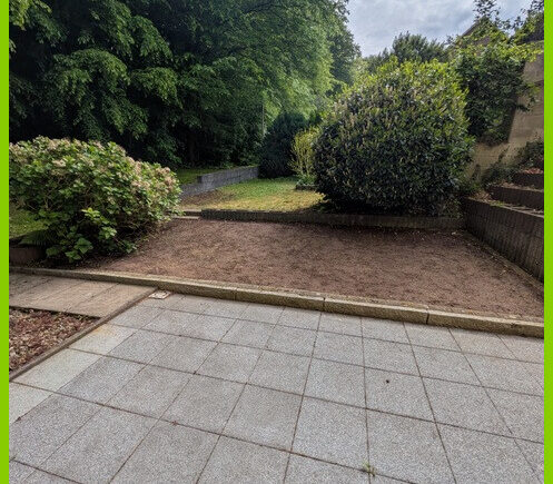 Terrasse mit Blick in den Garten